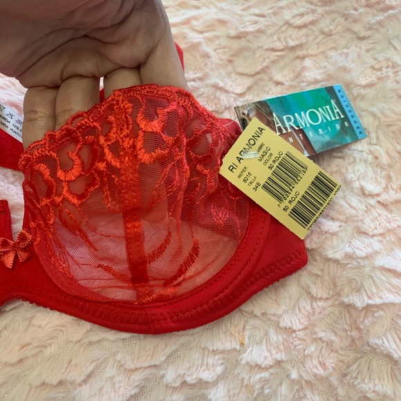 Feminine under cloths - Picture 4 of 9